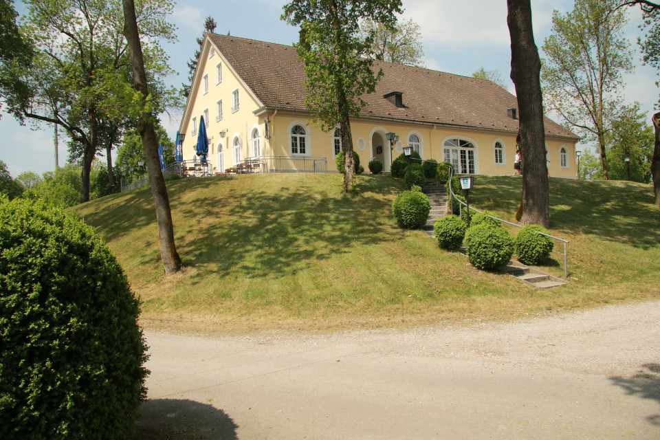 Cafe Kellerberg | Feiern im alten Gutshof-Geb&auml;ude, Hochzeitslocations Ettringen, Kontaktbild