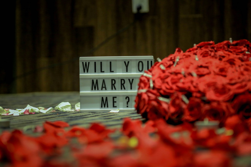 Tafel mit Aufschrift Will you marry me?
